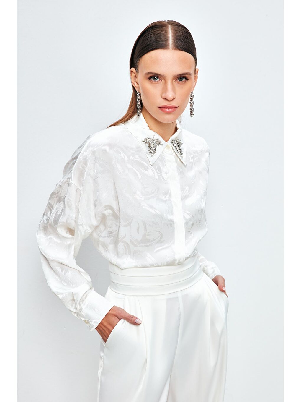 Yaka Aksesuarlı Desenli Gömlek - Ekru-4