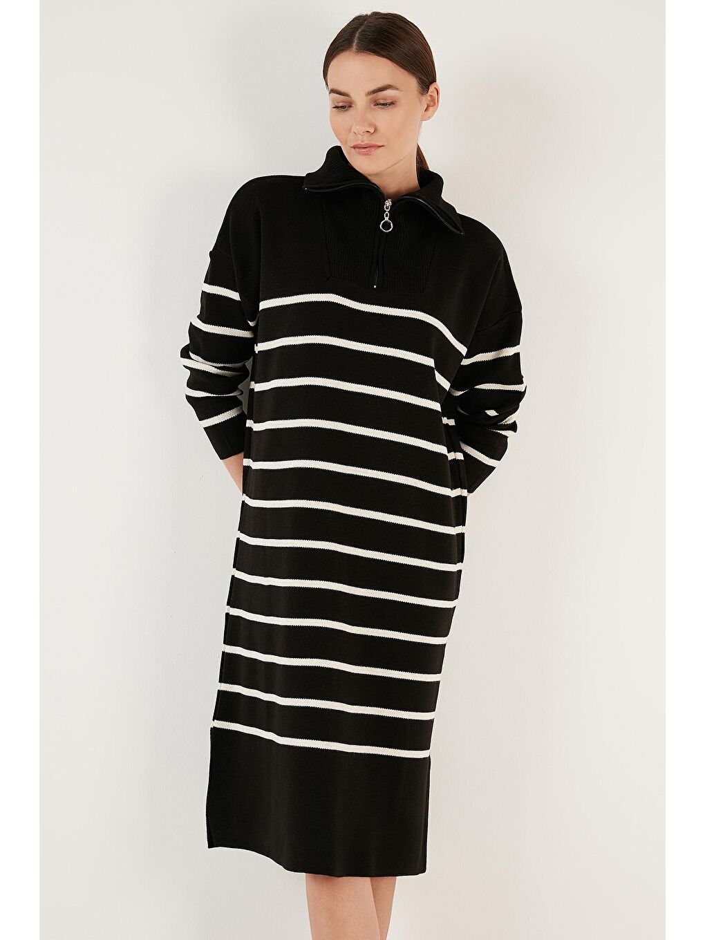 Siyah Çizgili Yarım Fermuarlı Yırtmaçlı Triko Elbise 4615183-1