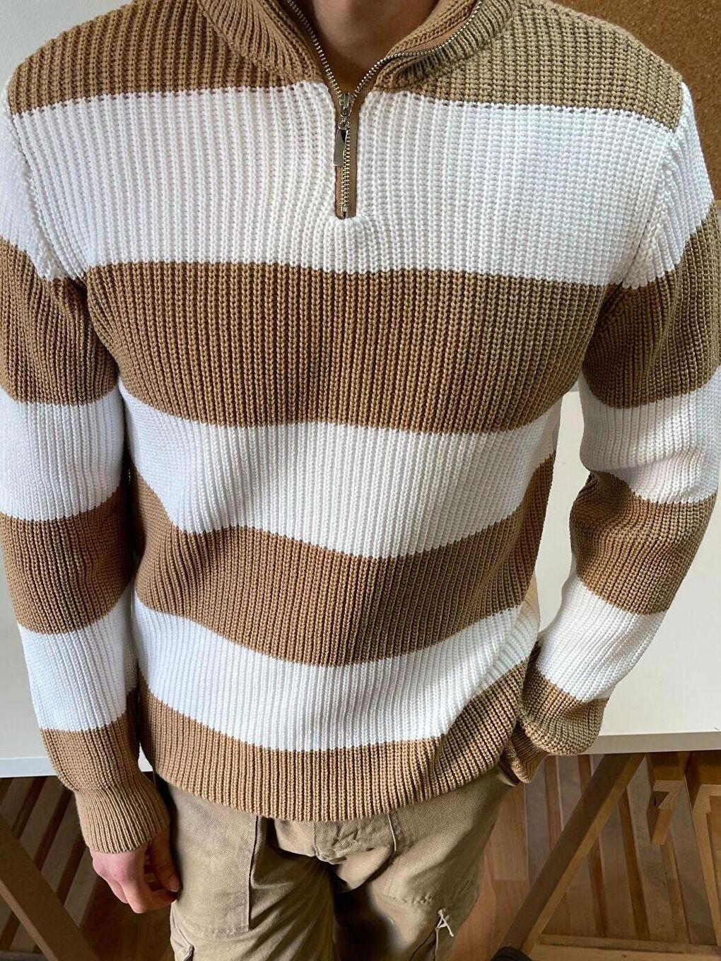 Bej Erkek Fermuarlı Çizgili Desenli Triko Kazak