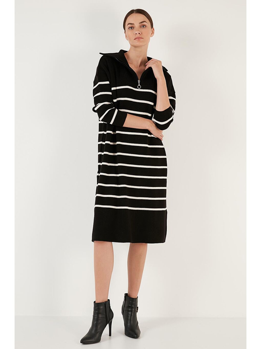 Siyah Çizgili Yarım Fermuarlı Yırtmaçlı Triko Elbise 4615183-3