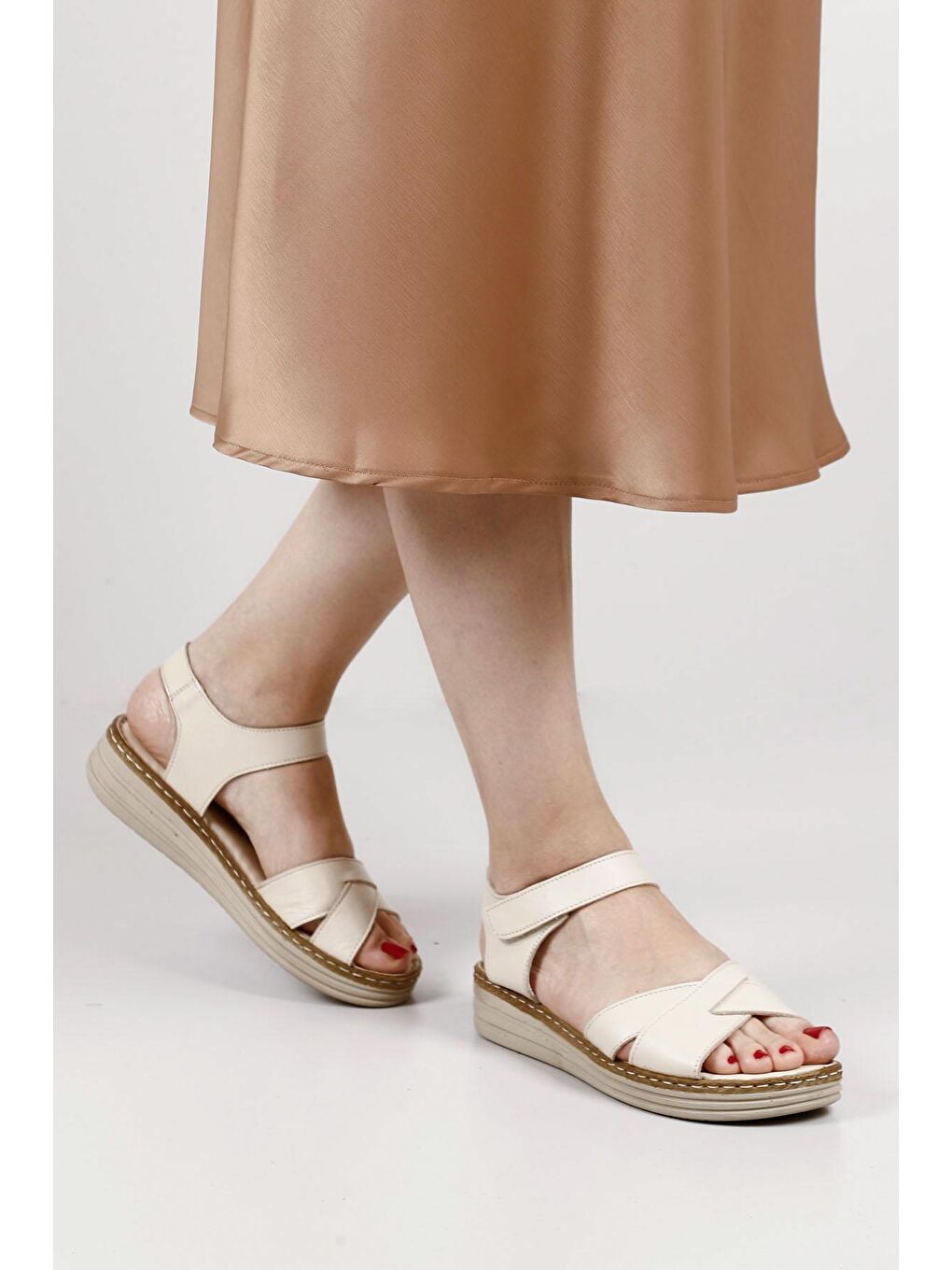 Bej Hakiki Deri Dolgu Taban Kadın Sandalet 42235