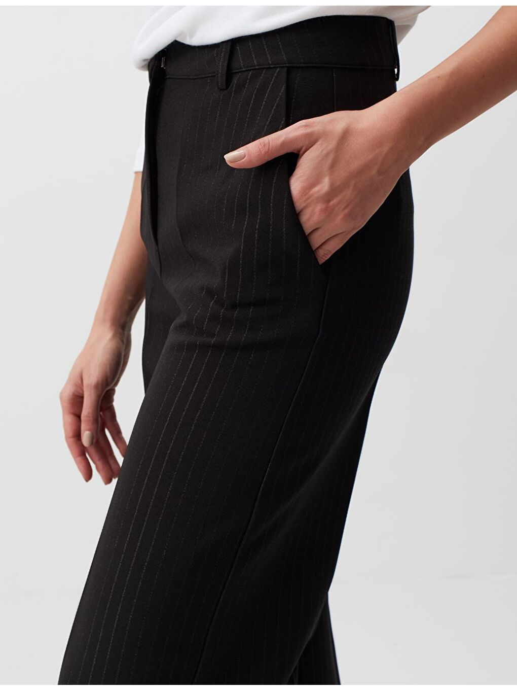 Siyah Yüksek Bel Bol Paça Çizgili Kumaş Pantolon-1