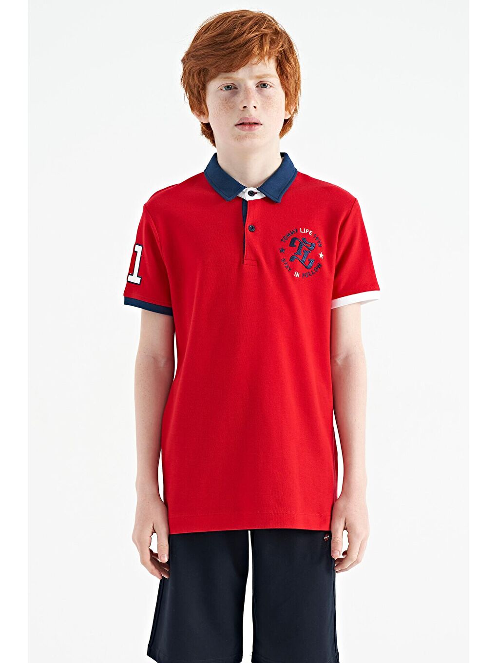 TOMMYLIFE Kırmızı Kol Gögüs Nakış Detaylı Standart Kalıp Polo Yaka Erkek Çocuk T-Shirt - 11086