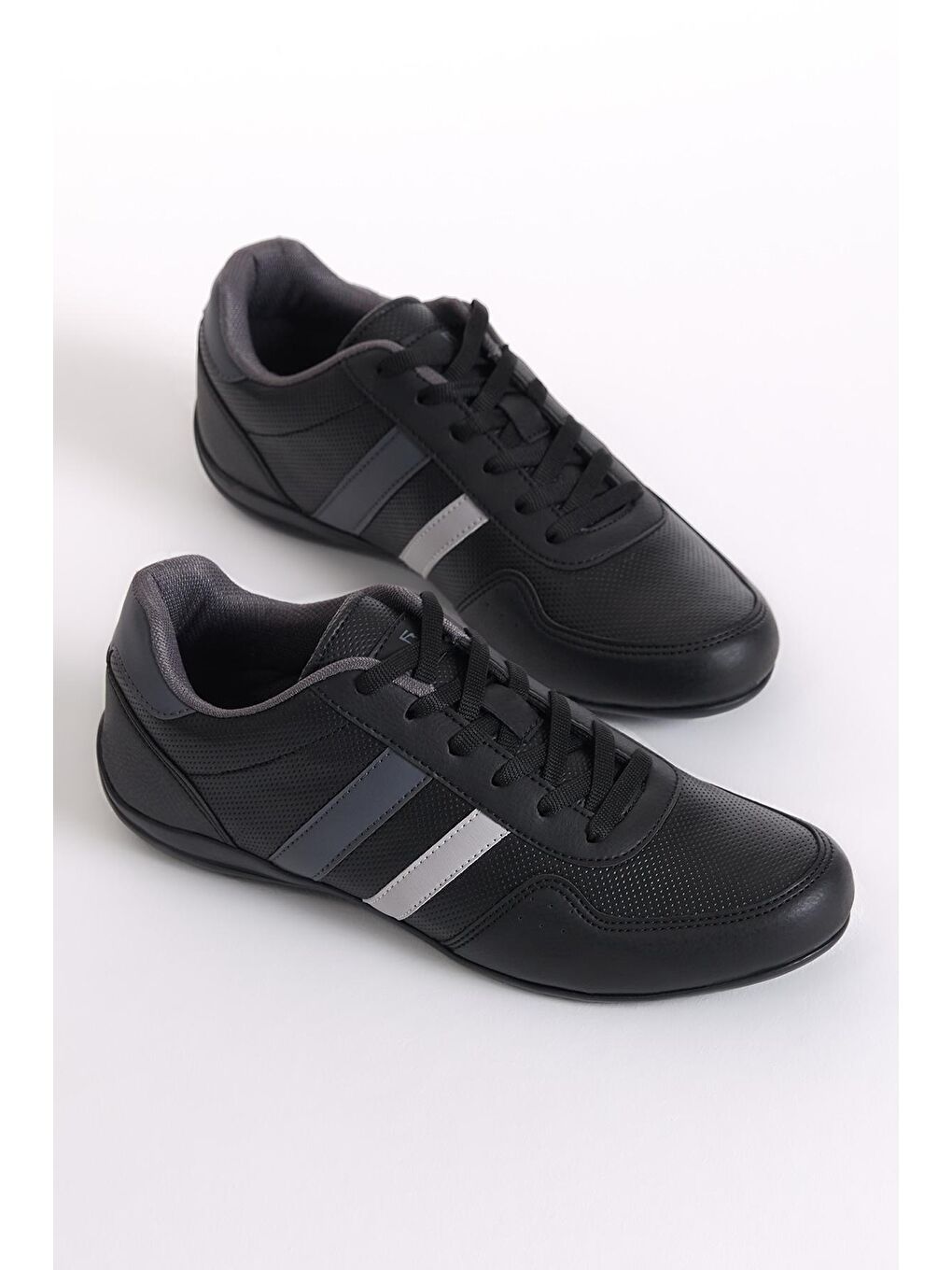 Erkek Siyah Cilt Yanı Şeritli Bağcıklı Spor Ayakkabı