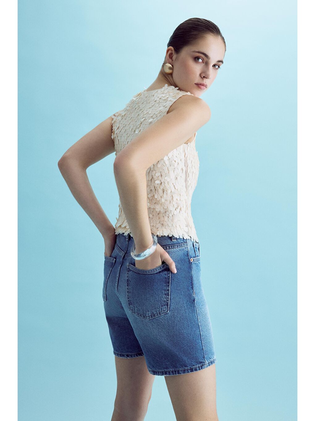 Kadın Mavi Renk Mom Fit Midi Boy Denim Şort-2