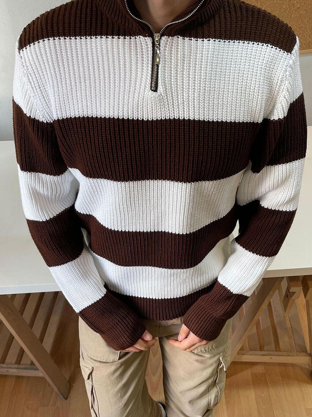 Kahverengi Erkek Fermuarlı Çizgili Desenli Triko Kazak