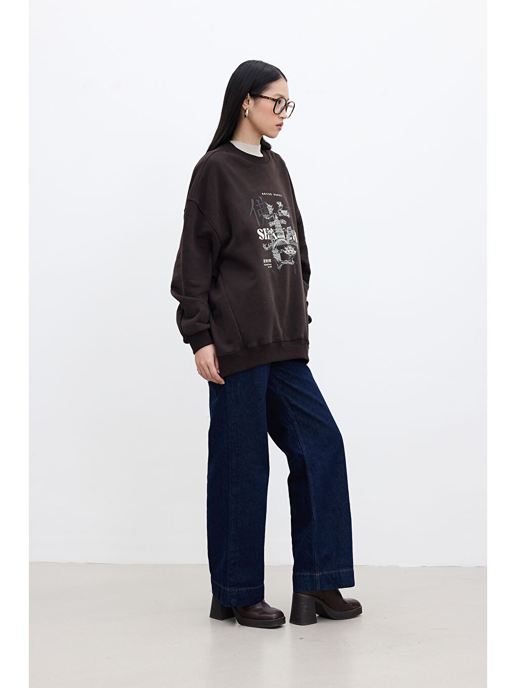 Renksiz Baskı Detaylı Oversize Sweatshırt Acı Kahve-3