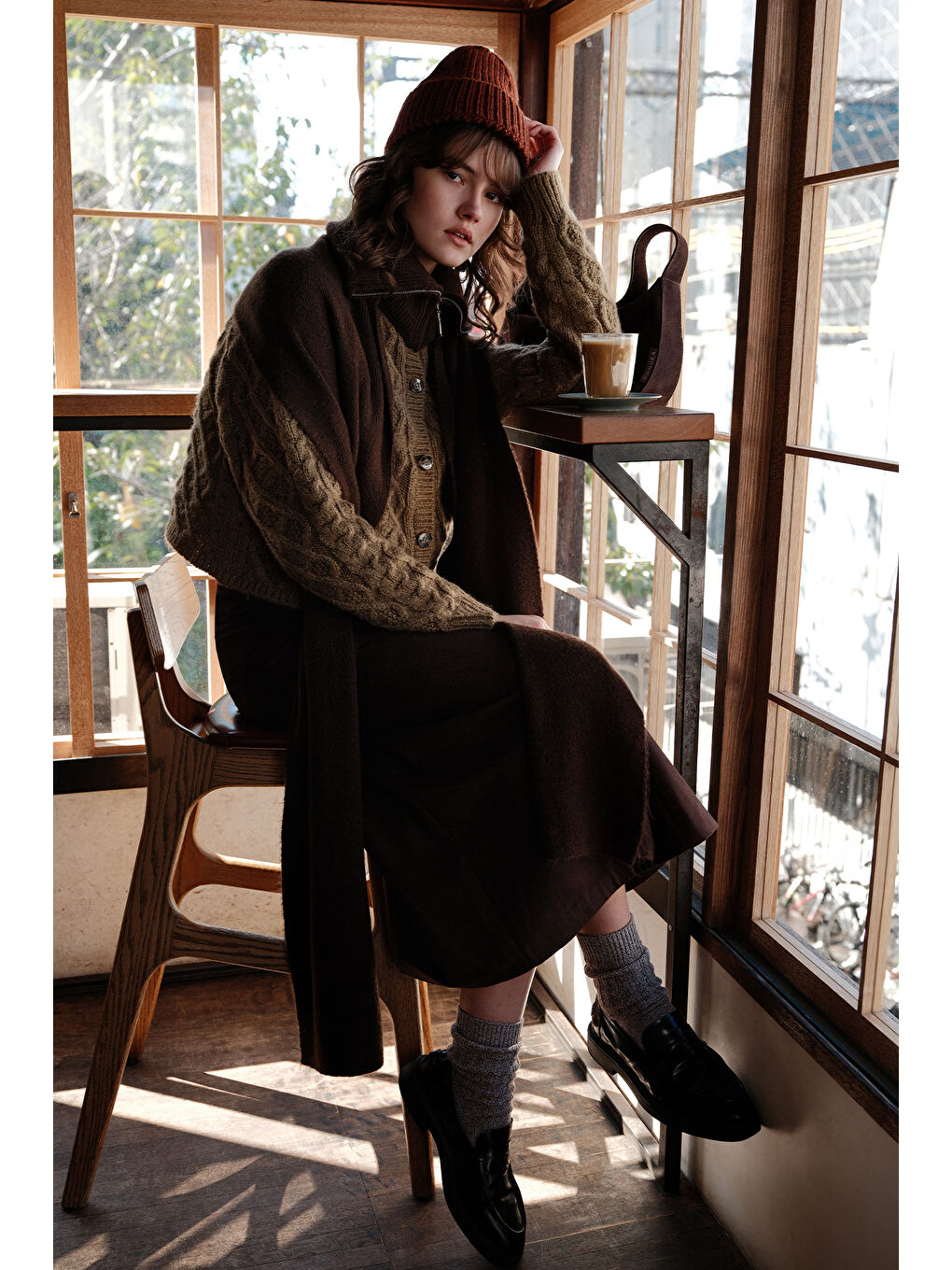 Kahverengi Saç Örgülü Hırka Toprak