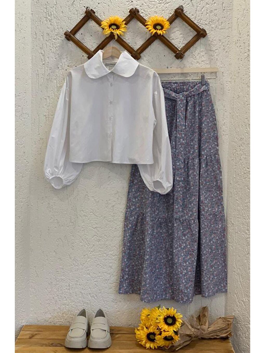 Beyaz Bebe Yaka Crop Gömlek & Mavi Küçük Çiçekli Kat Kat Etek Takım