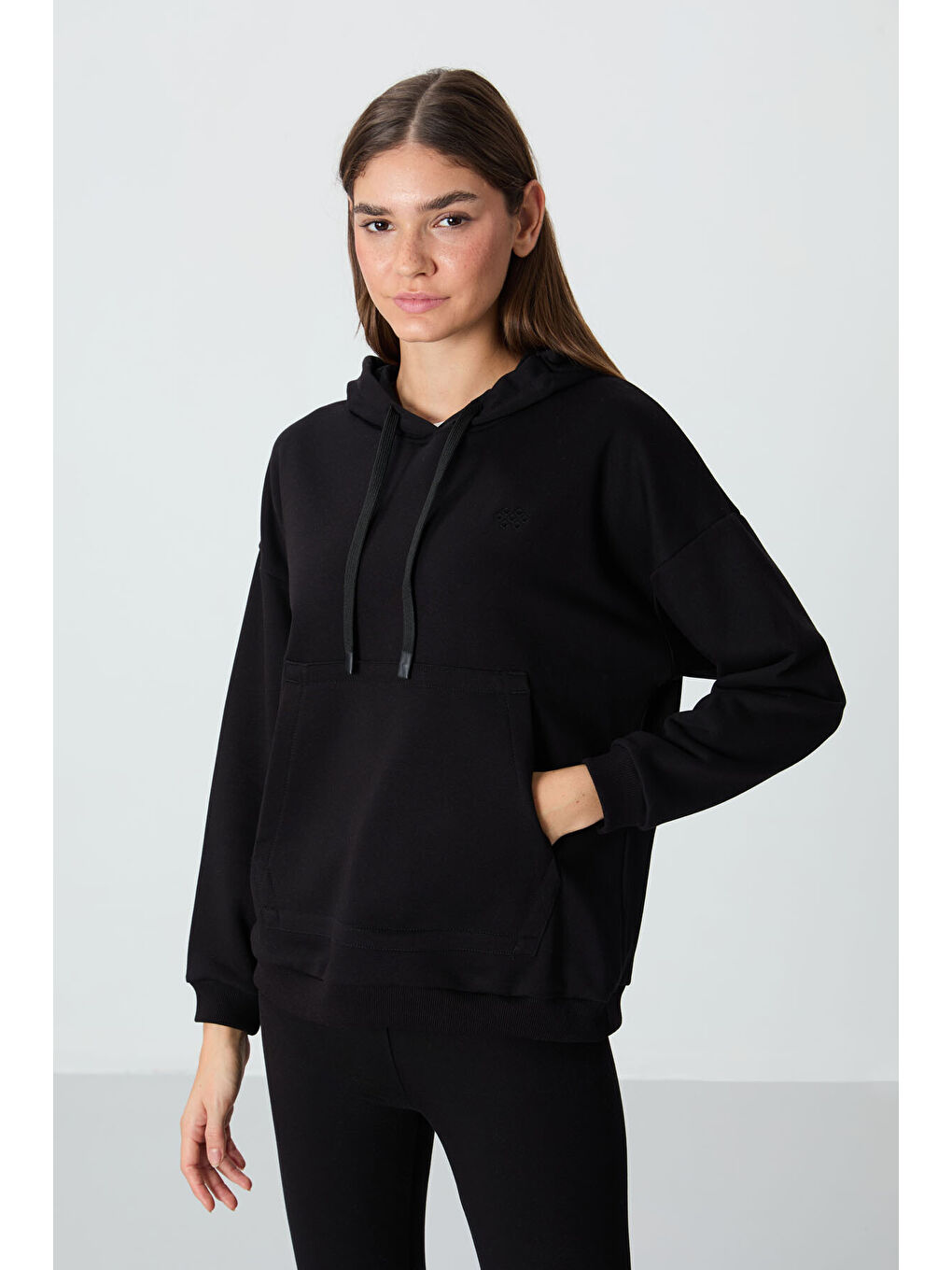 Siyah Kompakt Pamuklu Kalın Pürüzsüz Dokulu Kapüşonlu Oversize Fit Kadın Sweatshirt   97291-6