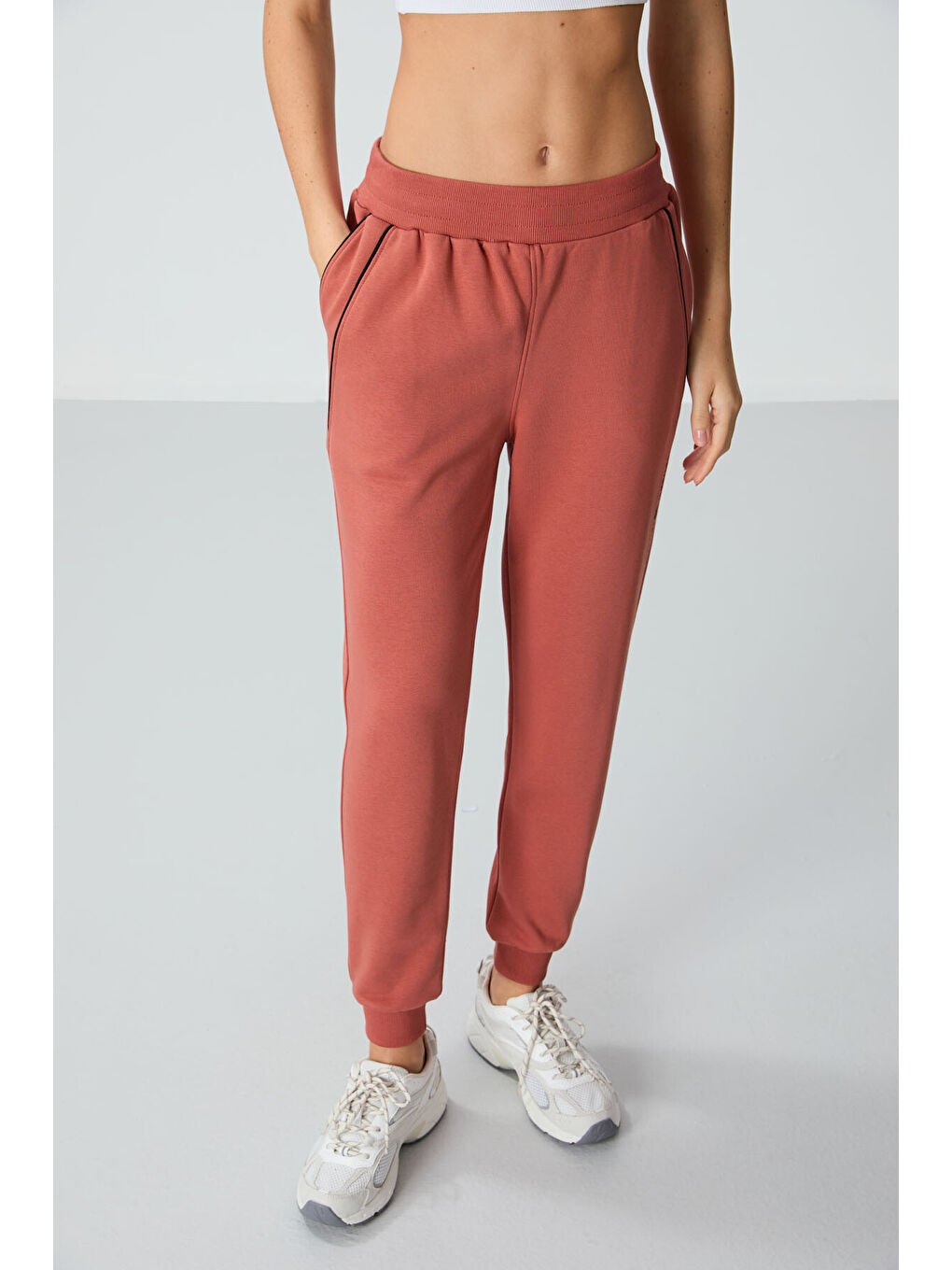 Kahverengi Kiremit Kompakt Pamuklu Kalın Pürüzsüz Dokulu Standart Fit Kadın Eşofman Altı - 94660-6