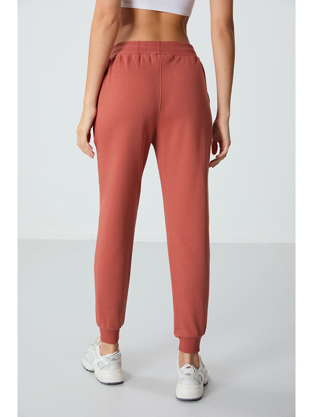 Kahverengi Kiremit Kompakt Pamuklu Kalın Pürüzsüz Dokulu Standart Fit Kadın Eşofman Altı - 94660-8