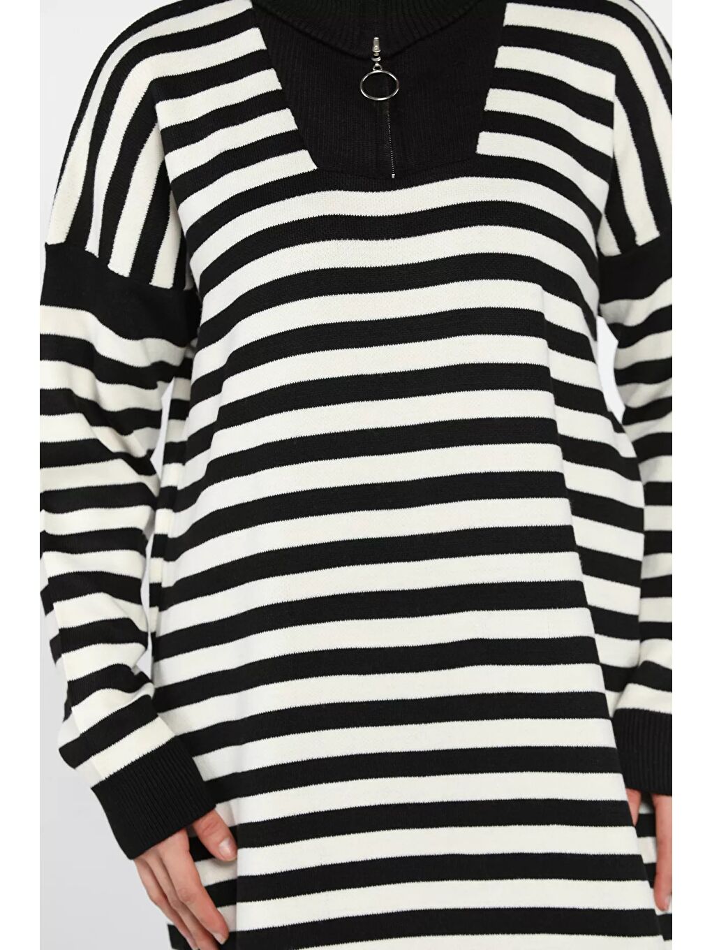 Siyah Kadın Tesettür Çizgili Yarım Fermuarlı Triko Elbise-7