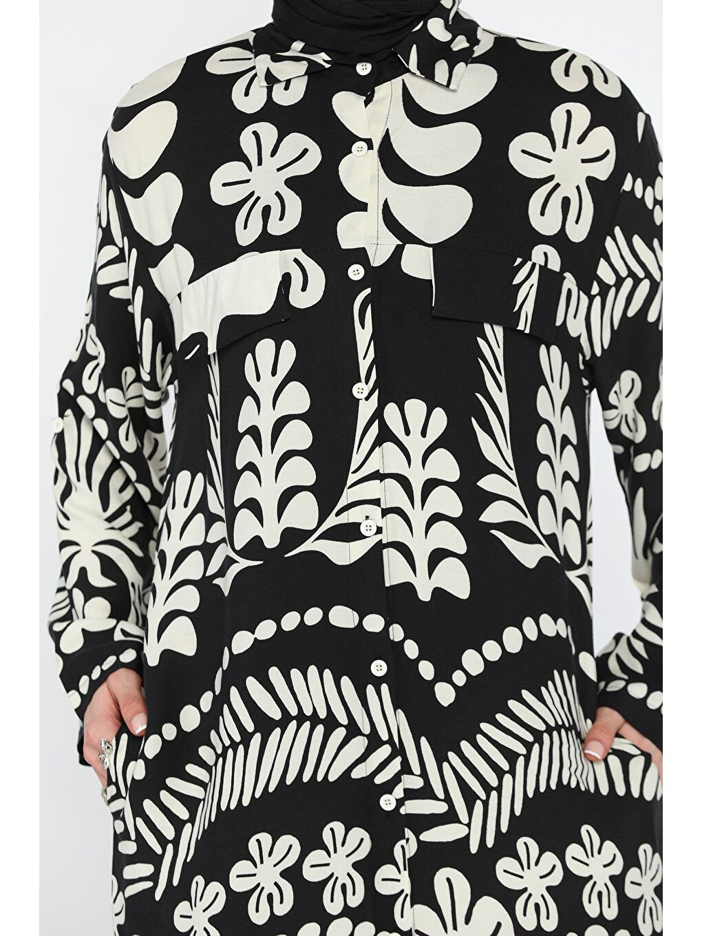 Siyah Boydan Düğmeli Desenli Tesettür Viskon Elbise-6