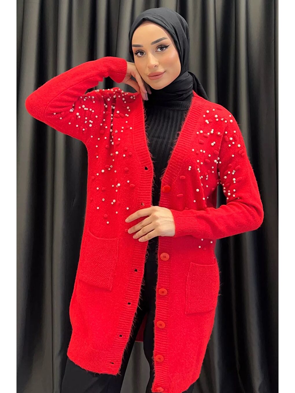 Kırmızı İnci Detaylı Tesettür Triko Hırka