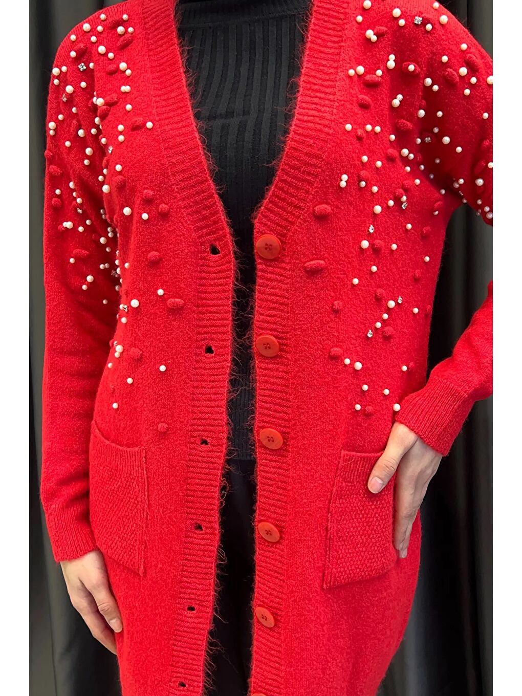 Kırmızı İnci Detaylı Tesettür Triko Hırka-5