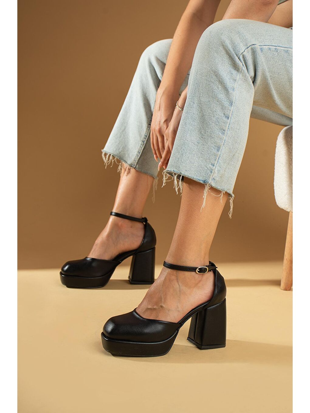 Siyah Önü Kapalı Platform Taban Abiye Kadın Ayakkabı 016-1502-23Cilt