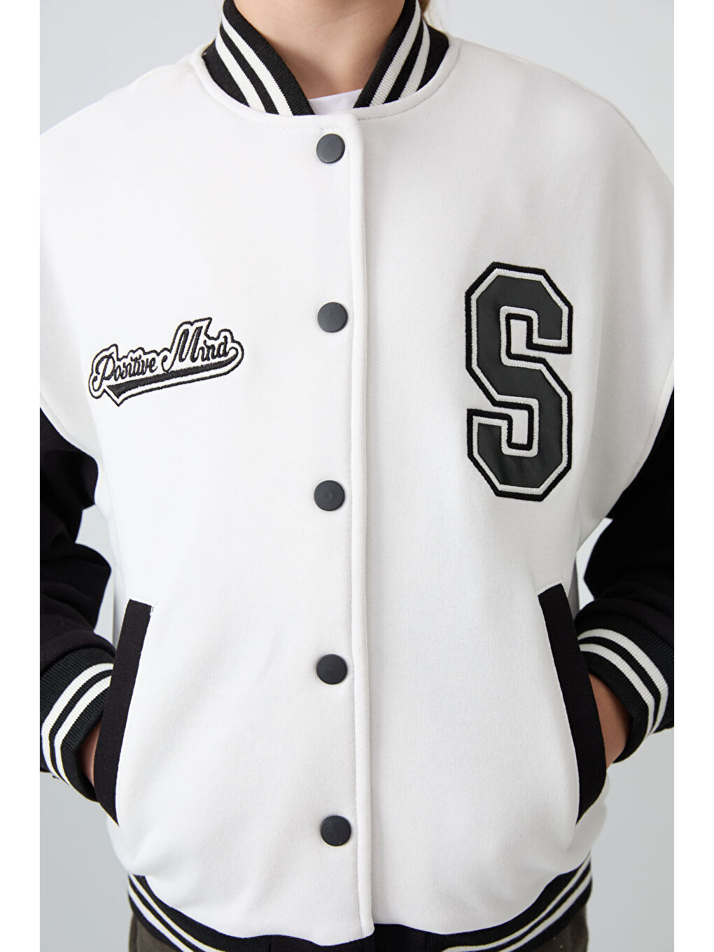 Ekru Pamuklu İçi Tüylü Yumuşak Dokulu Standart Fit Nakışlı Kız Çocuk Kolej Ceket - 75163-4