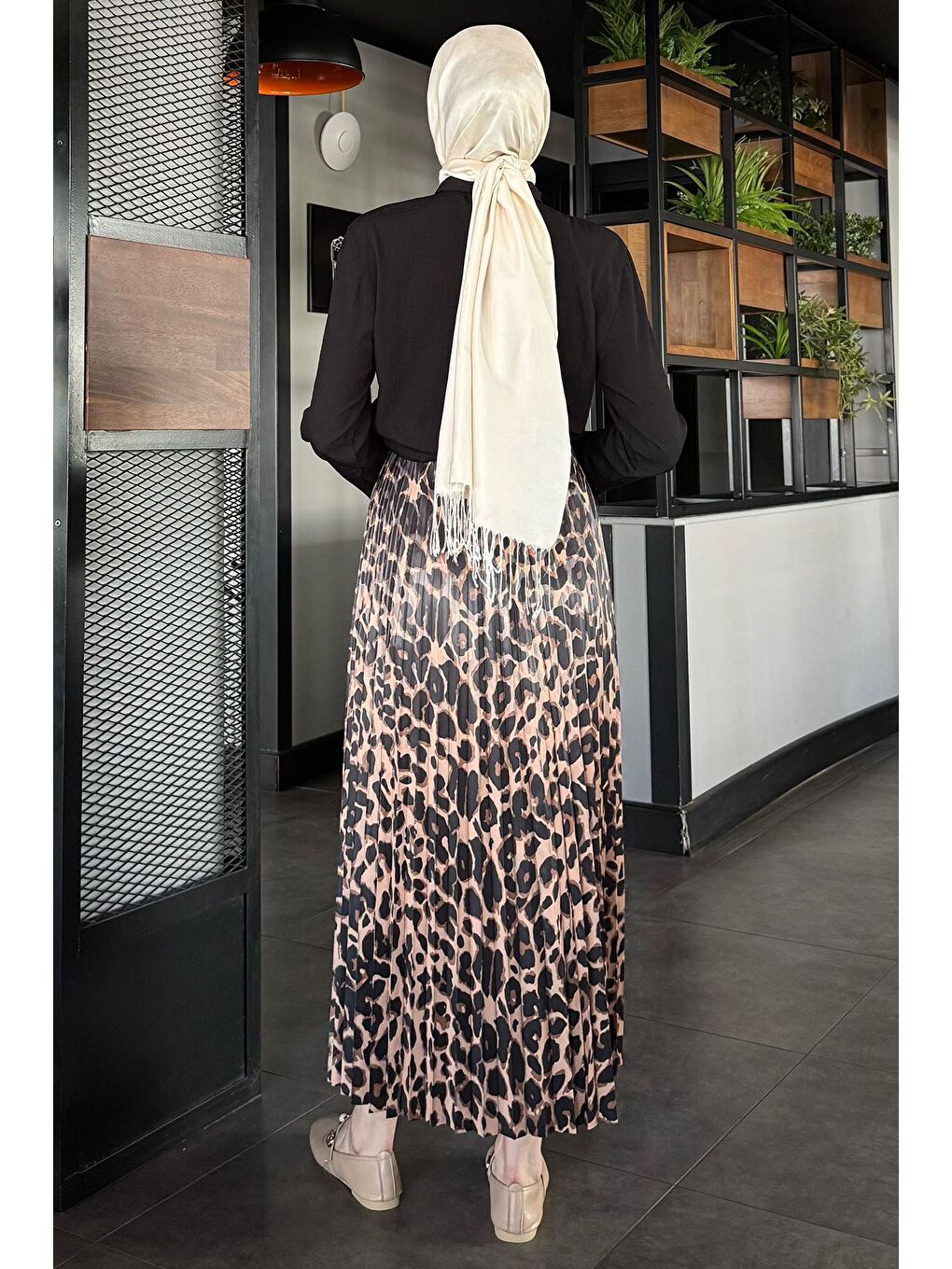 Bej Leopar Desenli Tesettür Pileli Etek-3