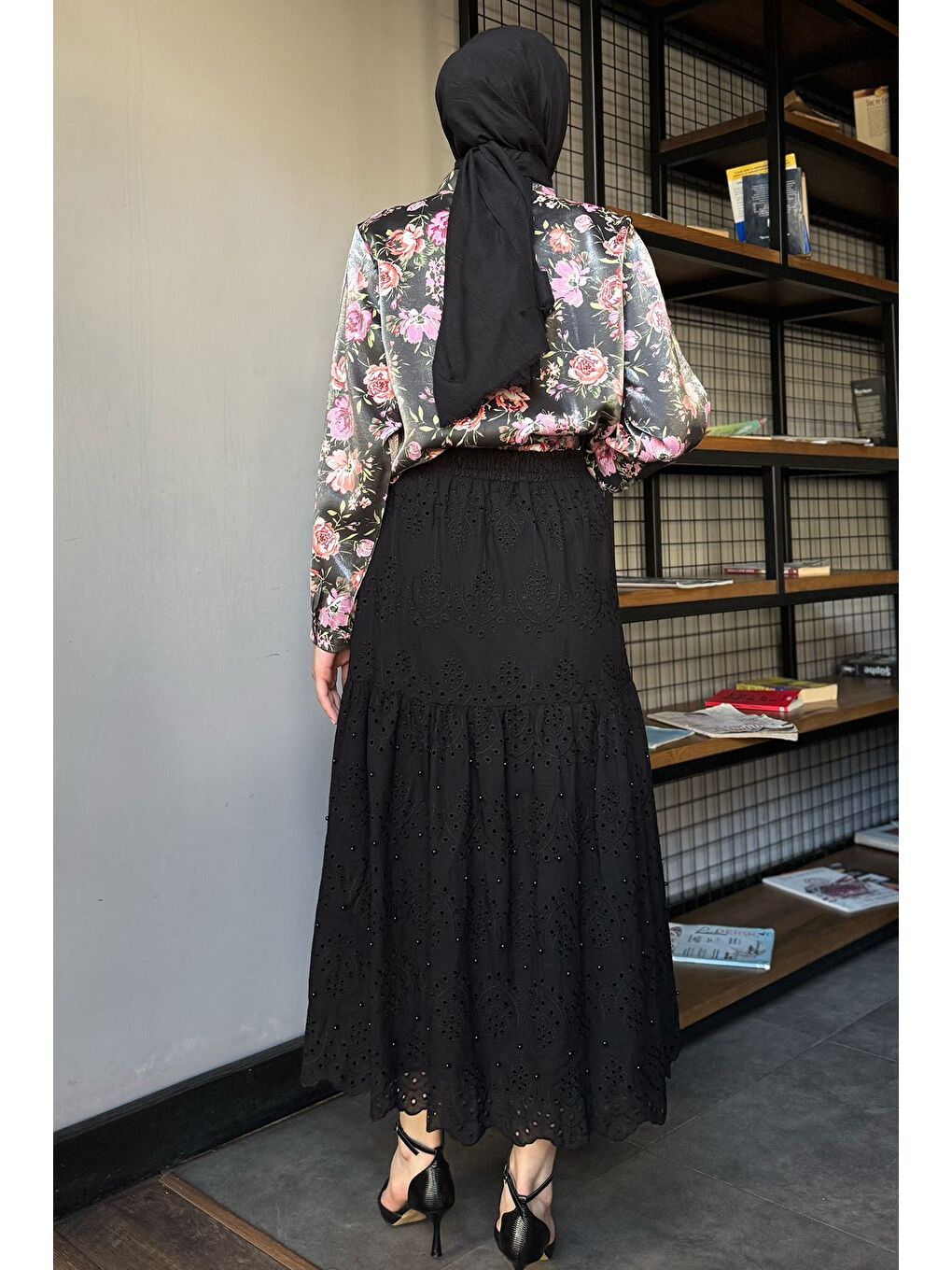 Siyah Kadın Bel Lastikli İnci Detaylı Fistolu Tesettür Etek-3