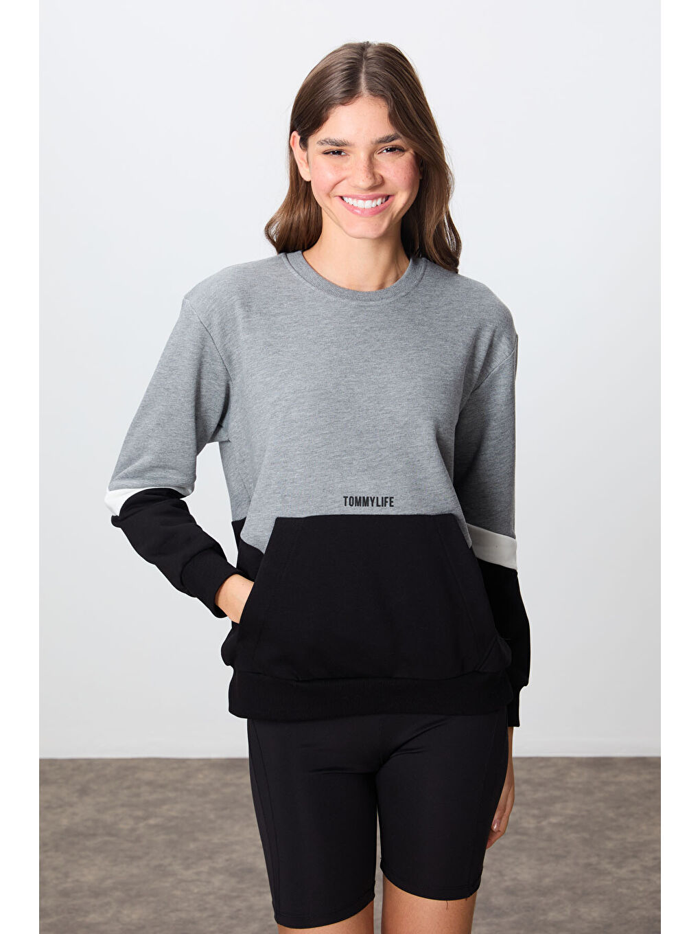 Gri Melanj Kompakt Pamuklu Kalın Pürüzsüz Dokulu O Yaka Oversize Fit Kadın Sweatshirt - 97289