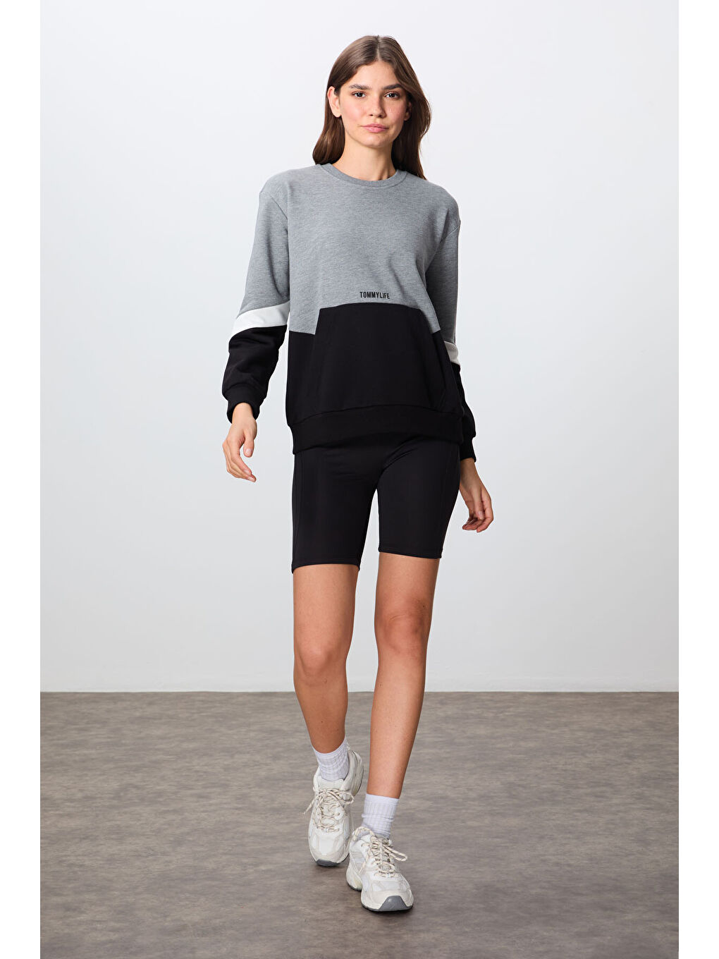 Gri Melanj Kompakt Pamuklu Kalın Pürüzsüz Dokulu O Yaka Oversize Fit Kadın Sweatshirt - 97289-2