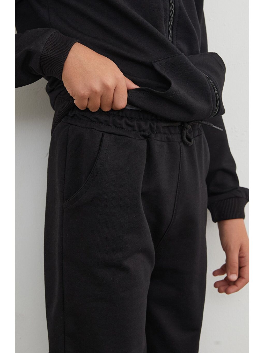 Siyah Kapüşonlu Fermuarlı Unisex Çocuk Eşofman Takımı-4