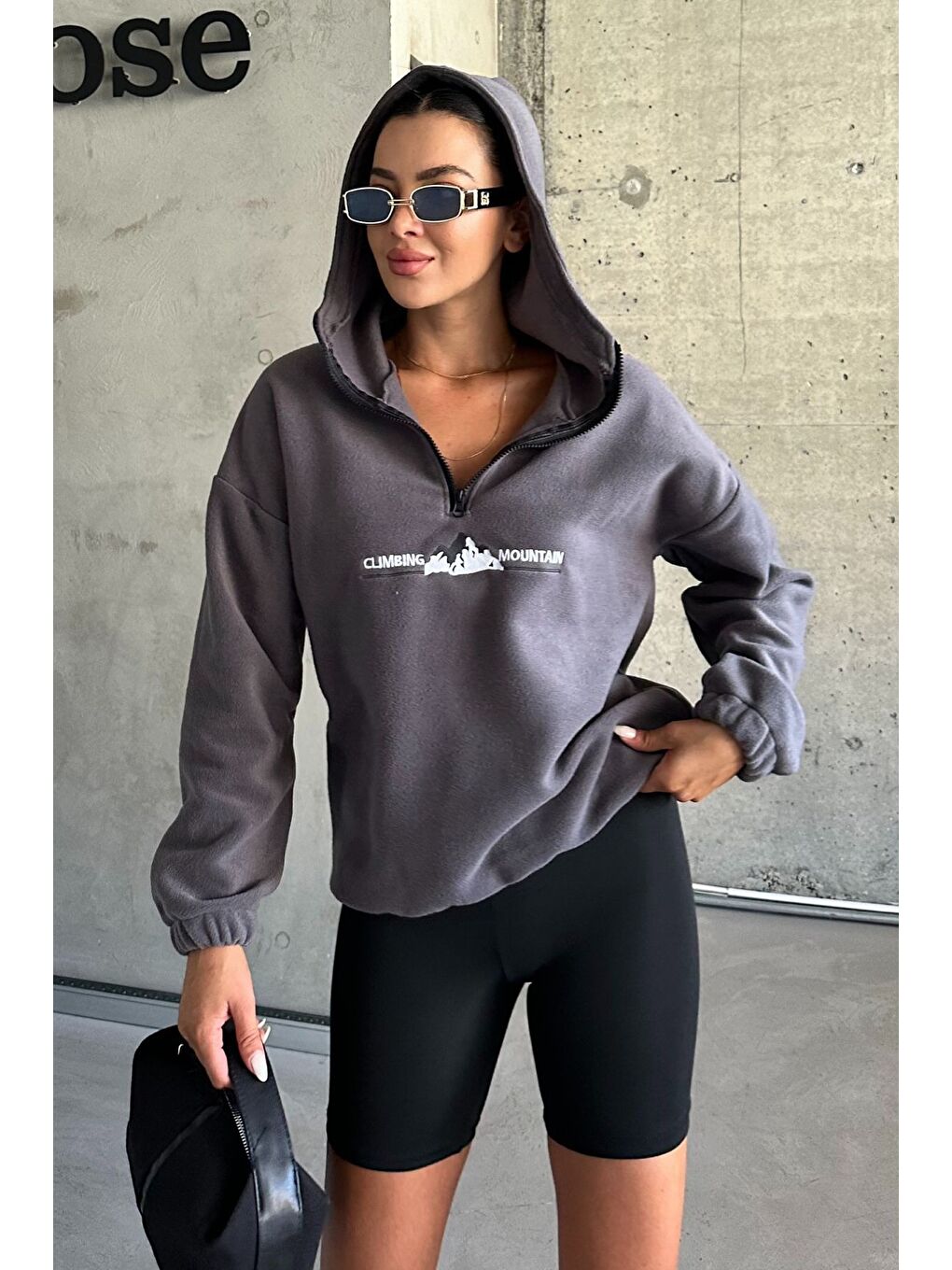 Gri Kadın Füme Climbing Mountain Baskılı Oversize Yarım Fermuarlı Kapüşonlu Polar Sweatshirt