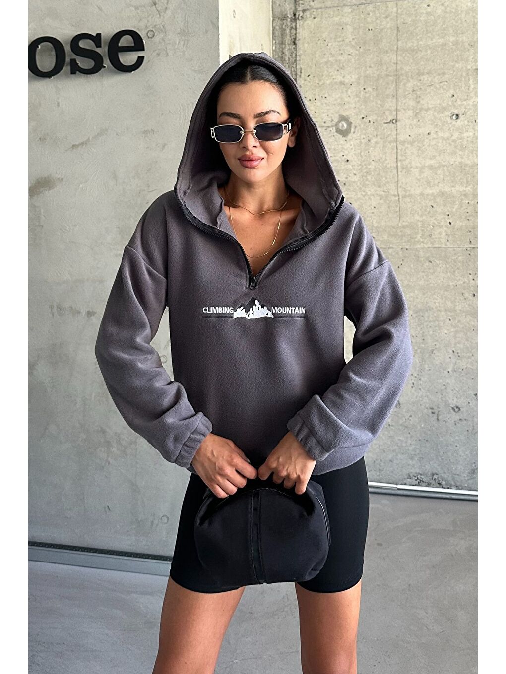 Gri Kadın Füme Climbing Mountain Baskılı Oversize Yarım Fermuarlı Kapüşonlu Polar Sweatshirt-1