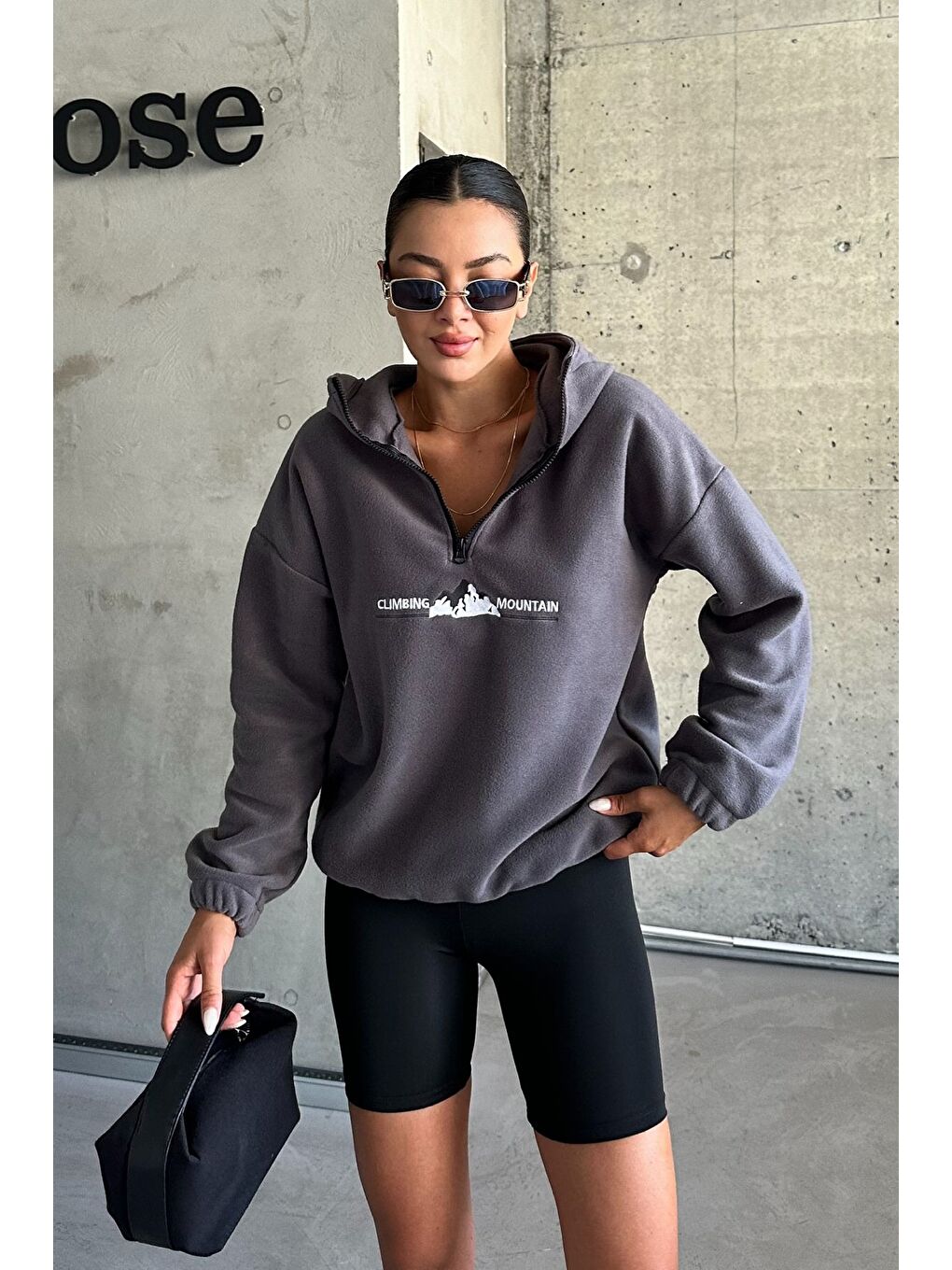 Gri Kadın Füme Climbing Mountain Baskılı Oversize Yarım Fermuarlı Kapüşonlu Polar Sweatshirt-2