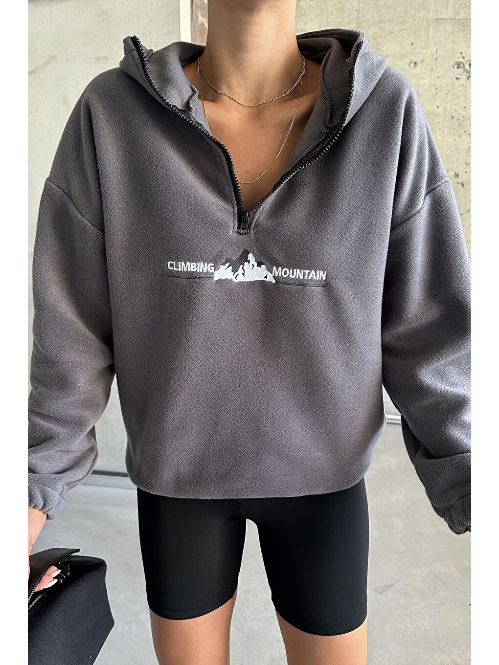 Gri Kadın Füme Climbing Mountain Baskılı Oversize Yarım Fermuarlı Kapüşonlu Polar Sweatshirt-4
