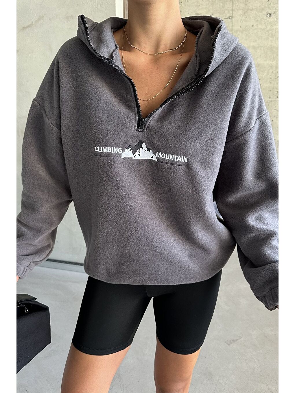 Gri Kadın Füme Climbing Mountain Baskılı Oversize Yarım Fermuarlı Kapüşonlu Polar Sweatshirt-5