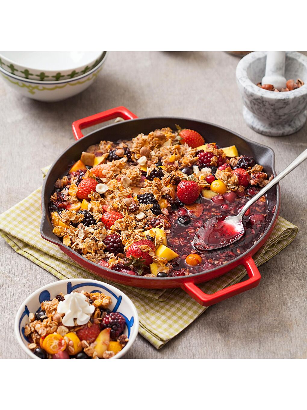 Kırmızı Yuvarlak Kızartma Tavası Cam Kapaklı Döküm Demir Yekpare Çift Kulplu Çap(Ø)26cm.-1