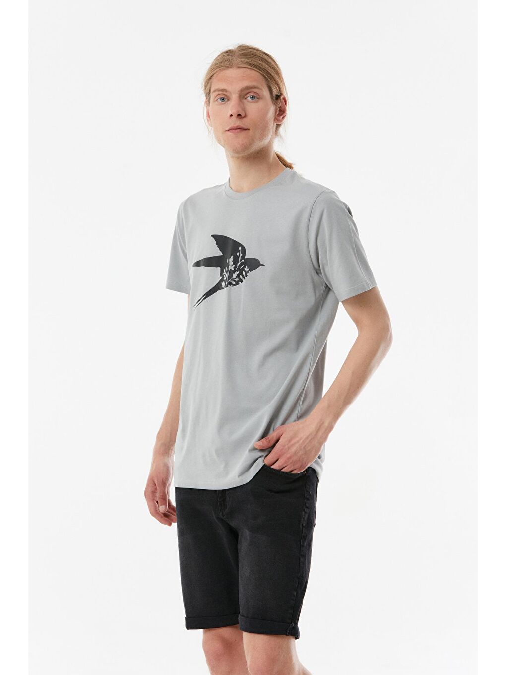 Gri Kuş Baskılı Bisiklet Yaka Tişört