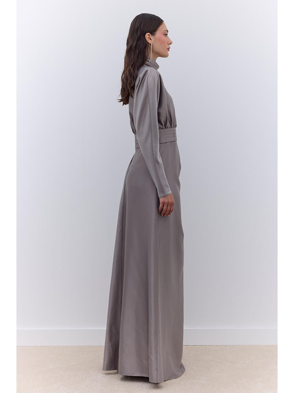 Gri Saten Omuz Drapeli Abiye Elbise Gümüş-3