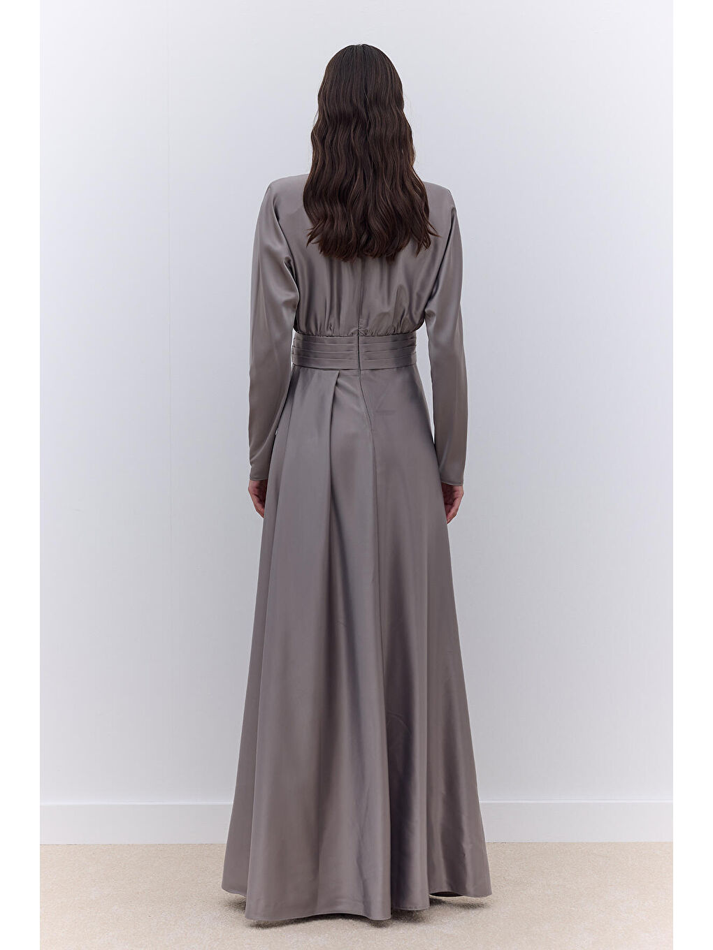 Gri Saten Omuz Drapeli Abiye Elbise Gümüş-4