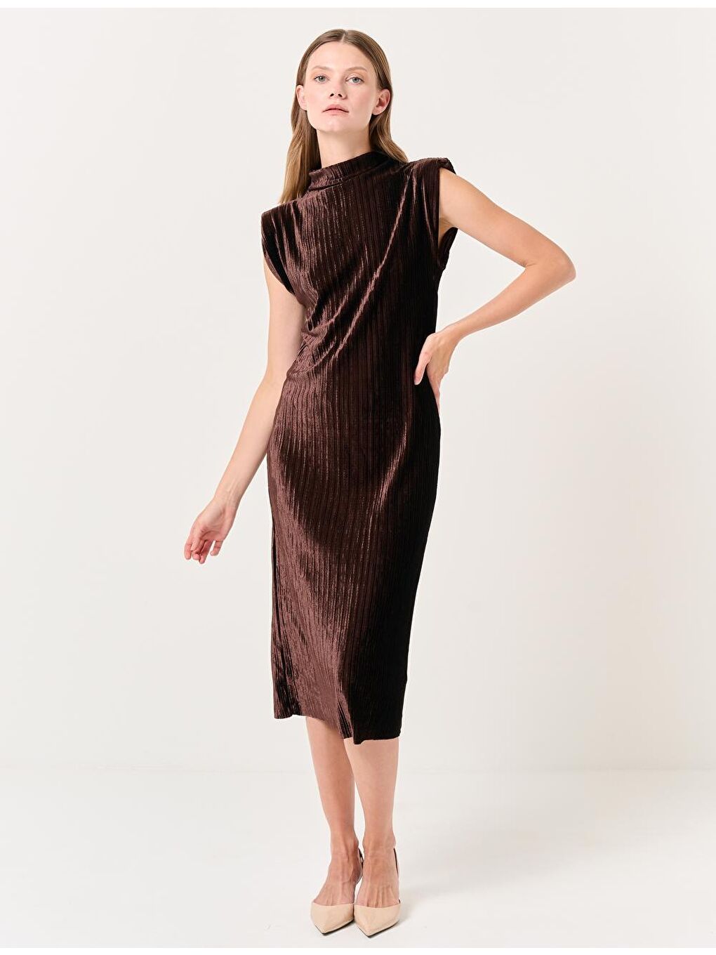 Kahverengi Sıfır Yaka Kolsuz Kadife Elbise