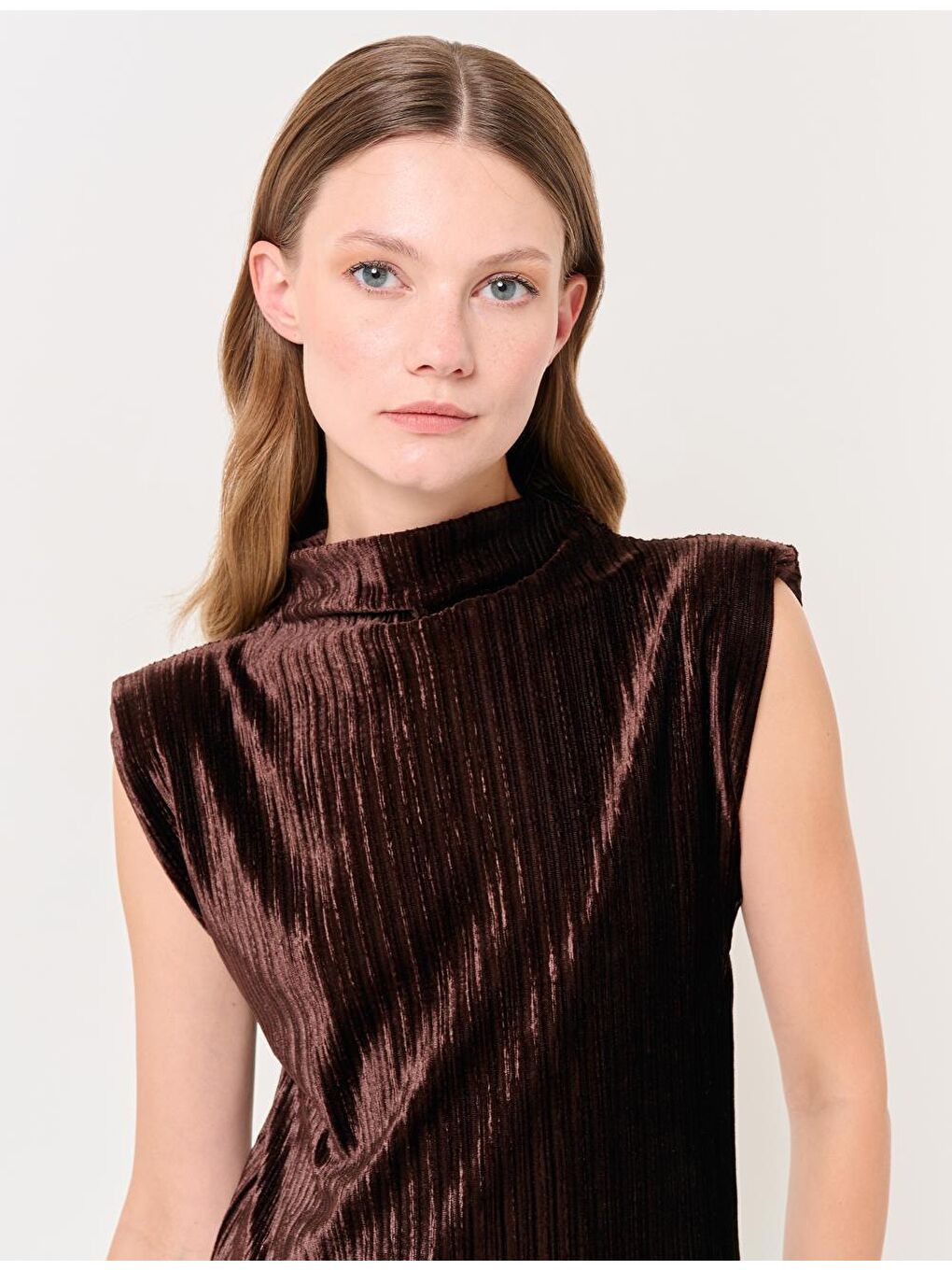 Kahverengi Sıfır Yaka Kolsuz Kadife Elbise-1