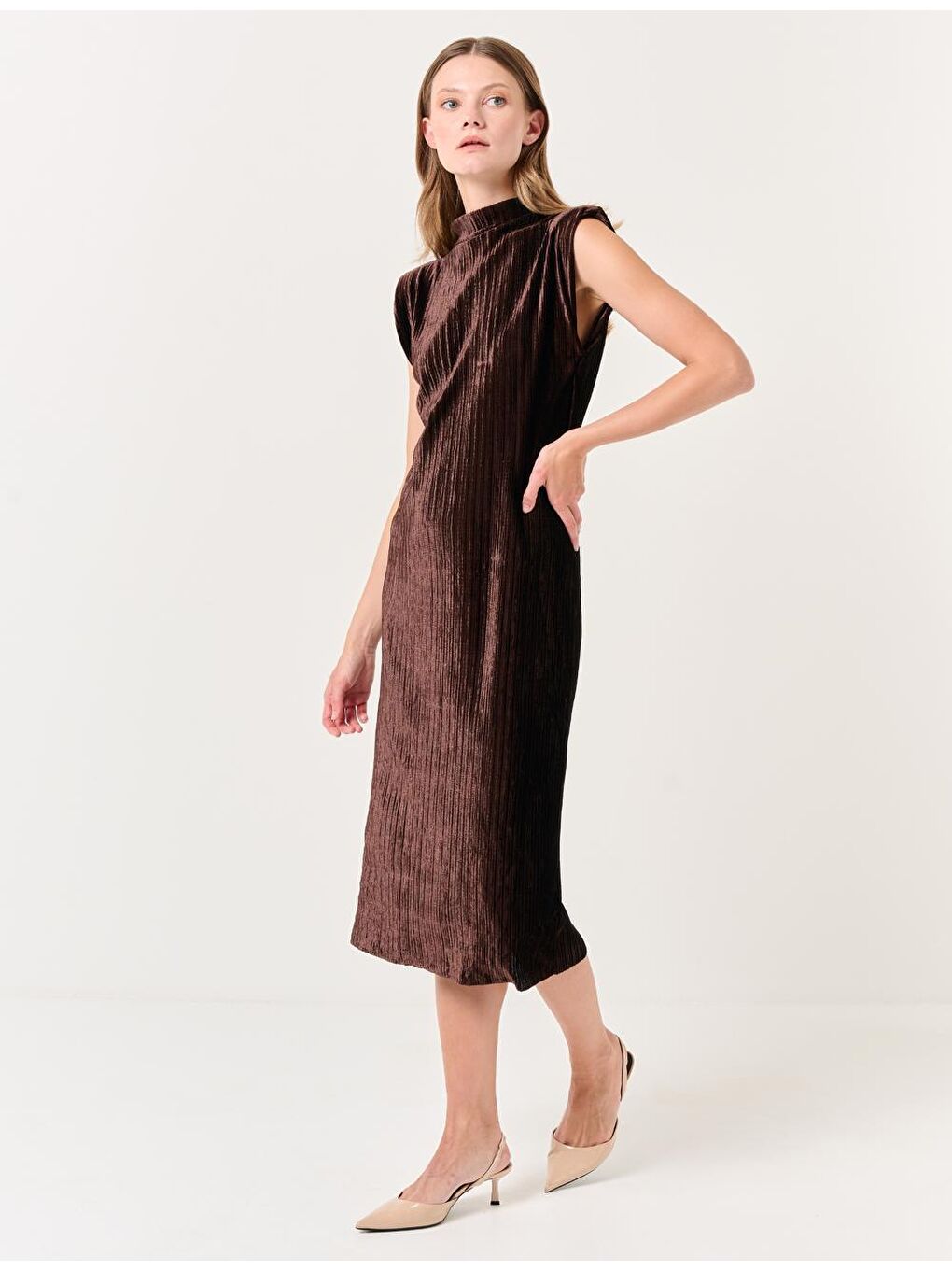 Kahverengi Sıfır Yaka Kolsuz Kadife Elbise-3