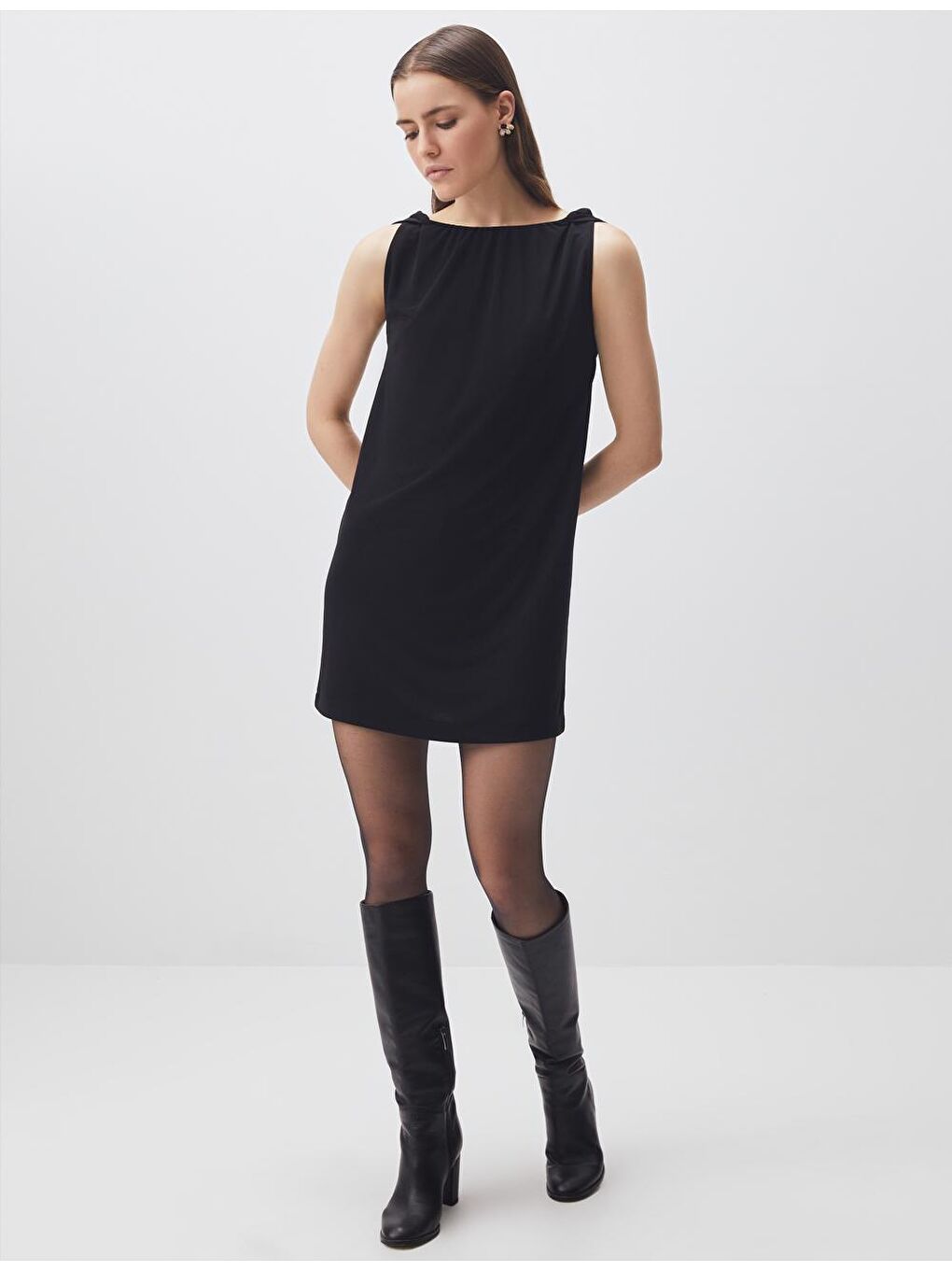 Siyah Kayık Yaka Kolsuz Basic Mini Elbise