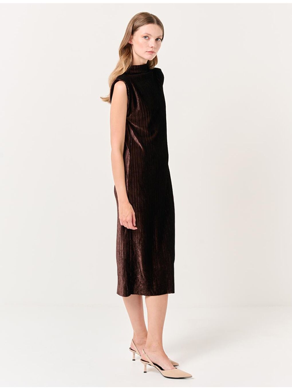 Kahverengi Sıfır Yaka Kolsuz Kadife Elbise-4