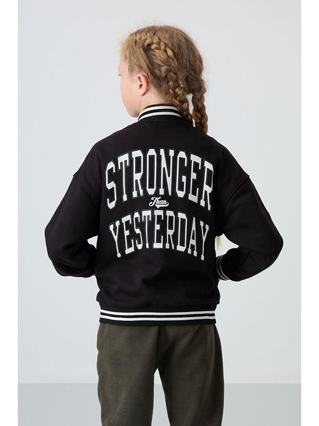 Siyah Pamuklu İçi Tüylü Yumuşak Dokulu Standart Fit Nakışlı Kız Çocuk Kolej Ceket - 75163-8