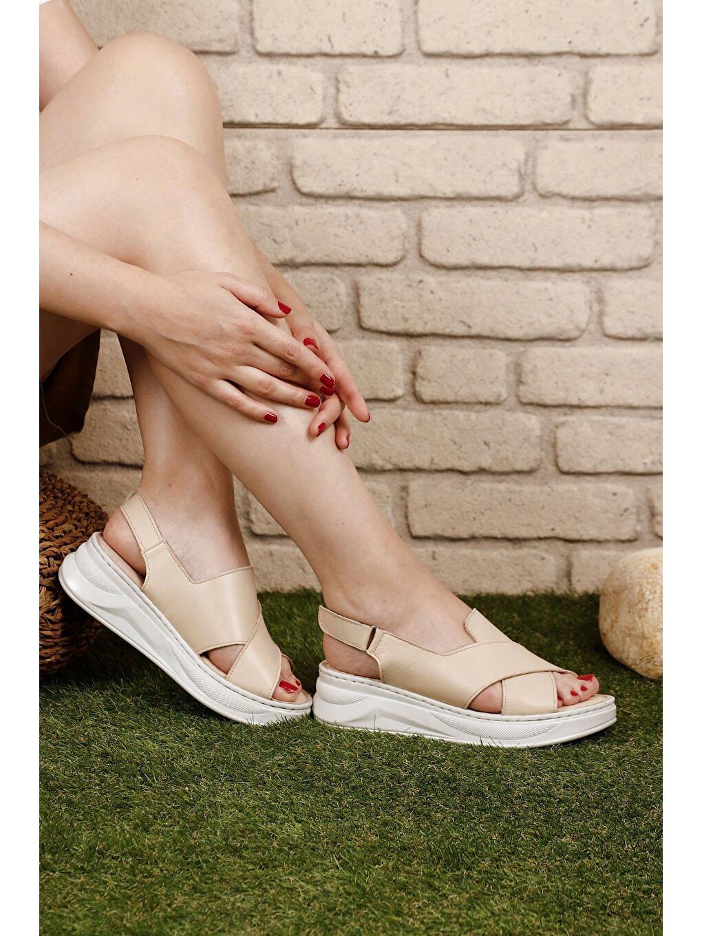 Bej Hakiki Deri Dolgu Taban Kadın Sandalet 42087