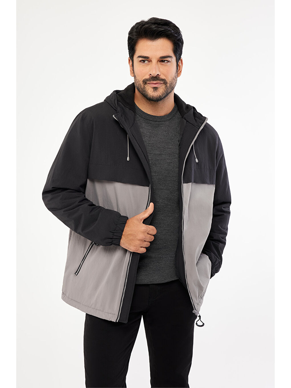 Erkek Siyah-Gri Standart Fit Normal Kesim Dik Yaka Soğuk Geçirmez İçi Polarlı Kapüşonlu Mont