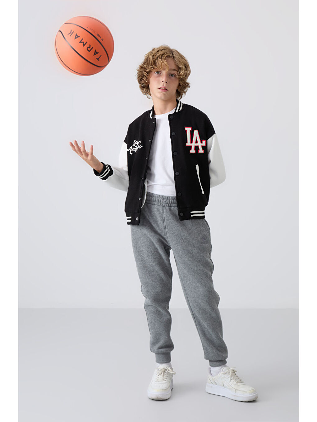 Siyah Pamuklu Kalın İçi Tüylü Yumuşak Dokulu Standart Fit Nakışlı Erkek Çocuk Kolej Ceket - 11258-6