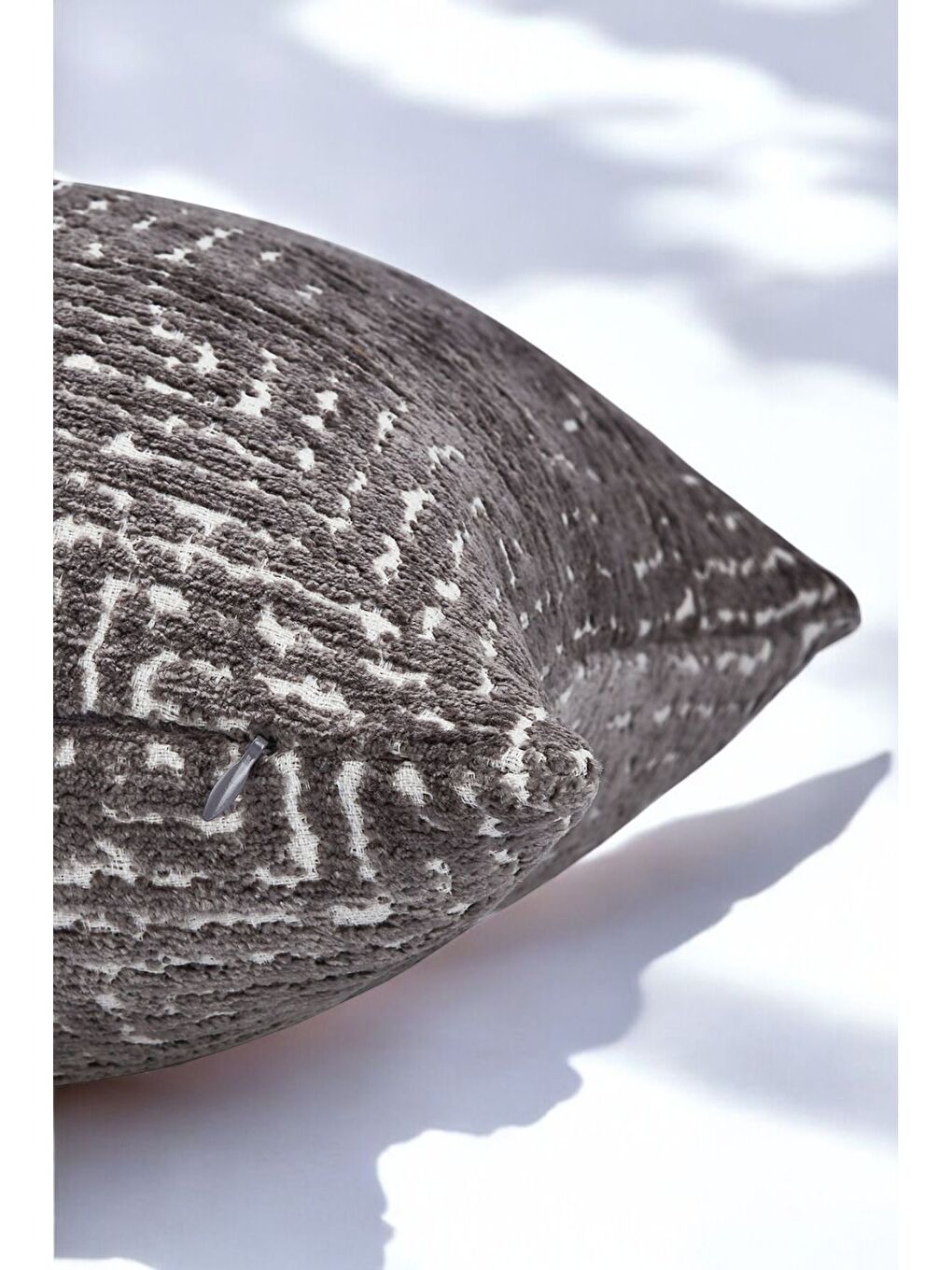 Labirent Desenli Gri Dokuma Kırlent Kılıfı 43x43 cm-2