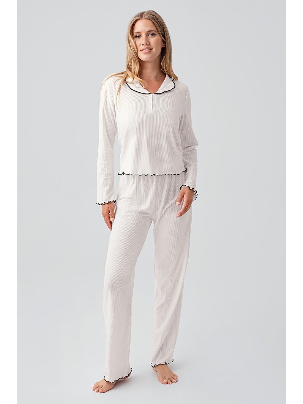 Ekru Uzun Kollu Düğmeli Fırfır Dikişli Viskoz Pijama Takım 18212-1