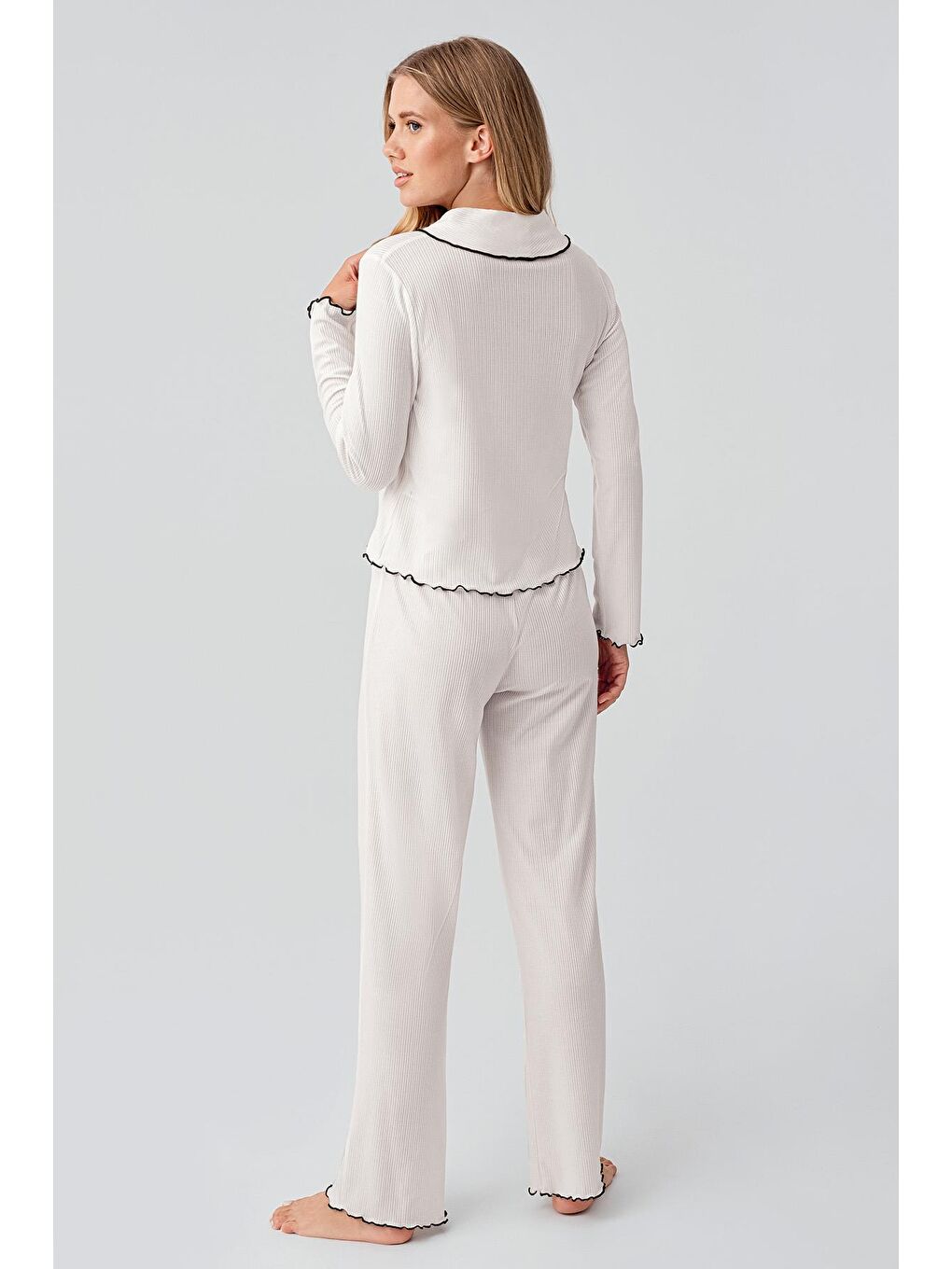Ekru Uzun Kollu Düğmeli Fırfır Dikişli Viskoz Pijama Takım 18212-2
