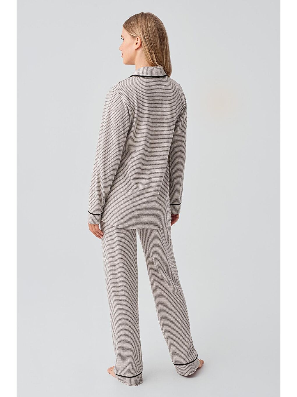 Bej Uzun Kollu Düğmeli Esnek Yumuşak Dokulu Viskoz Pijama Takım 18217-3