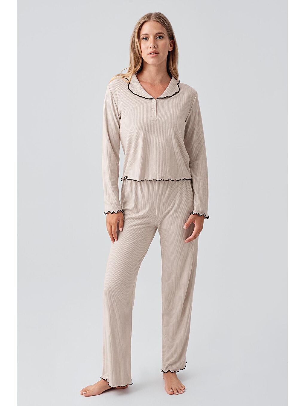 Bej Uzun Kollu Düğmeli Fırfır Dikişli Viskoz Pijama Takım 18212-1